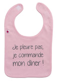 Bavoir "Je pleure pas, je commande mon dîner" rose pastel